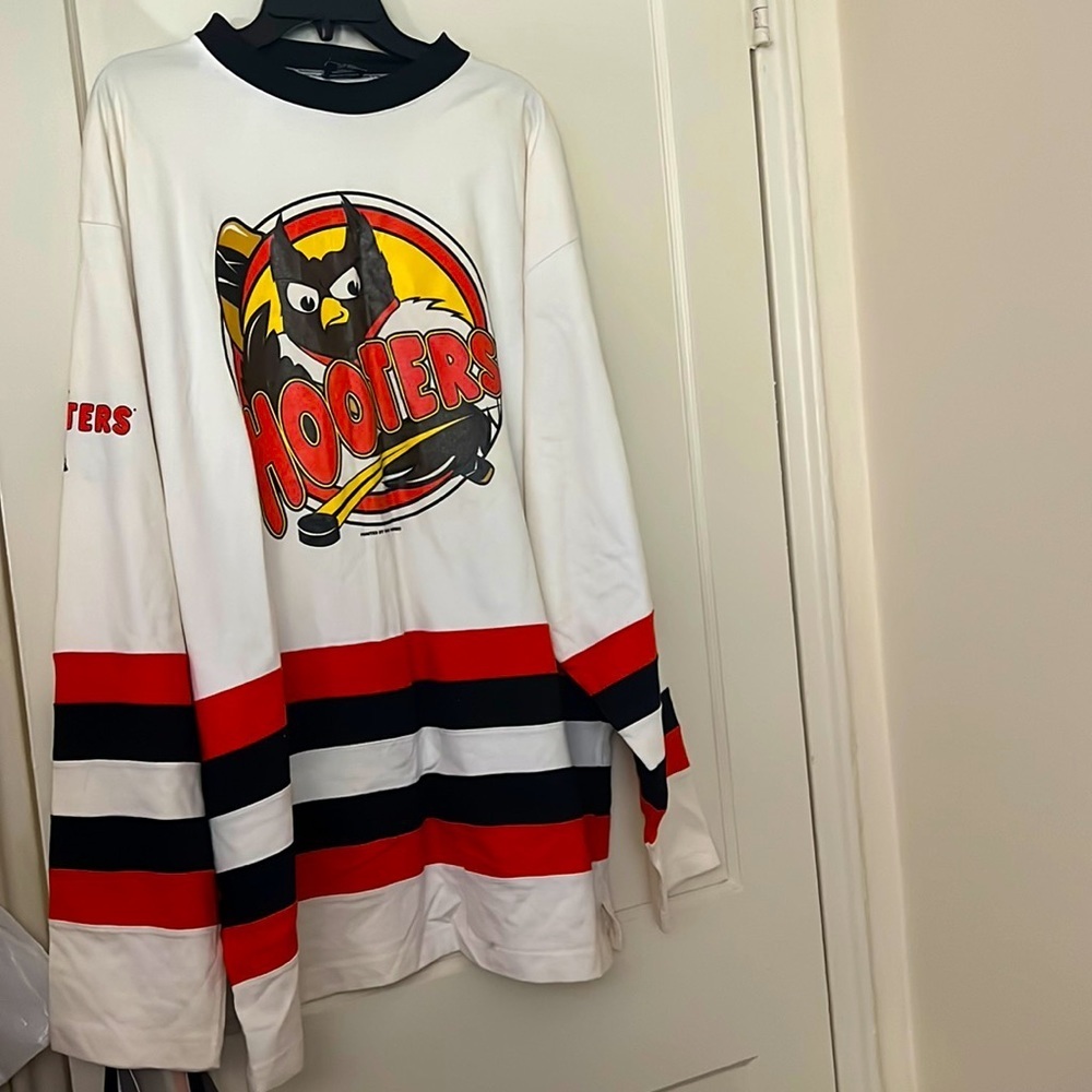Image works hooters sweater size: XL